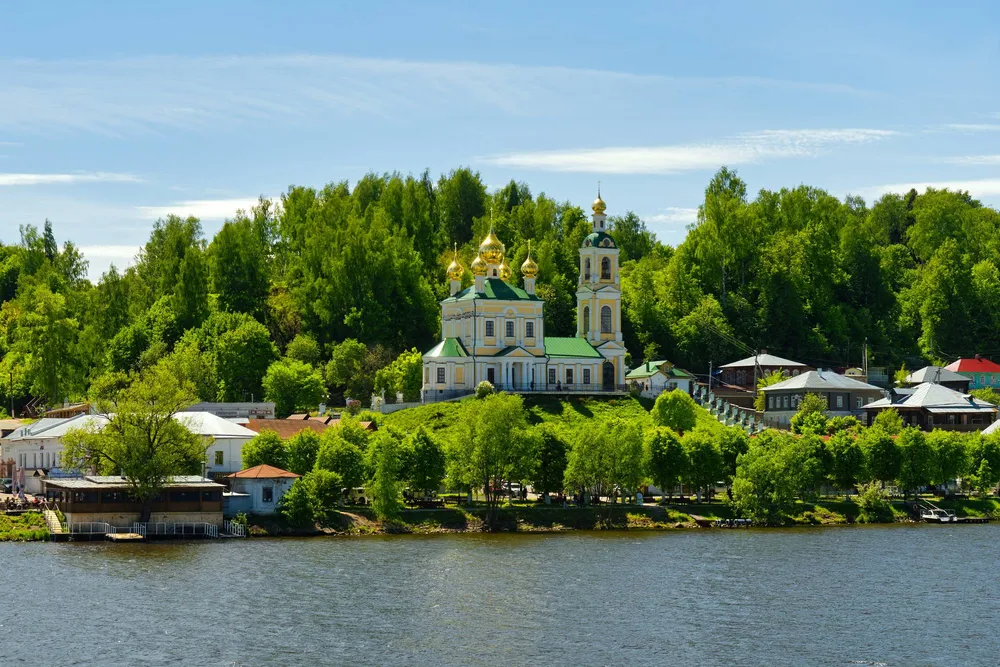Плёс привлекает путешественников старинной купеческой архитектурой и живописными волжскими пейзажами, которые вдохновляли известных художников. Фото: Alexxx1979, commons.wikimedia.org