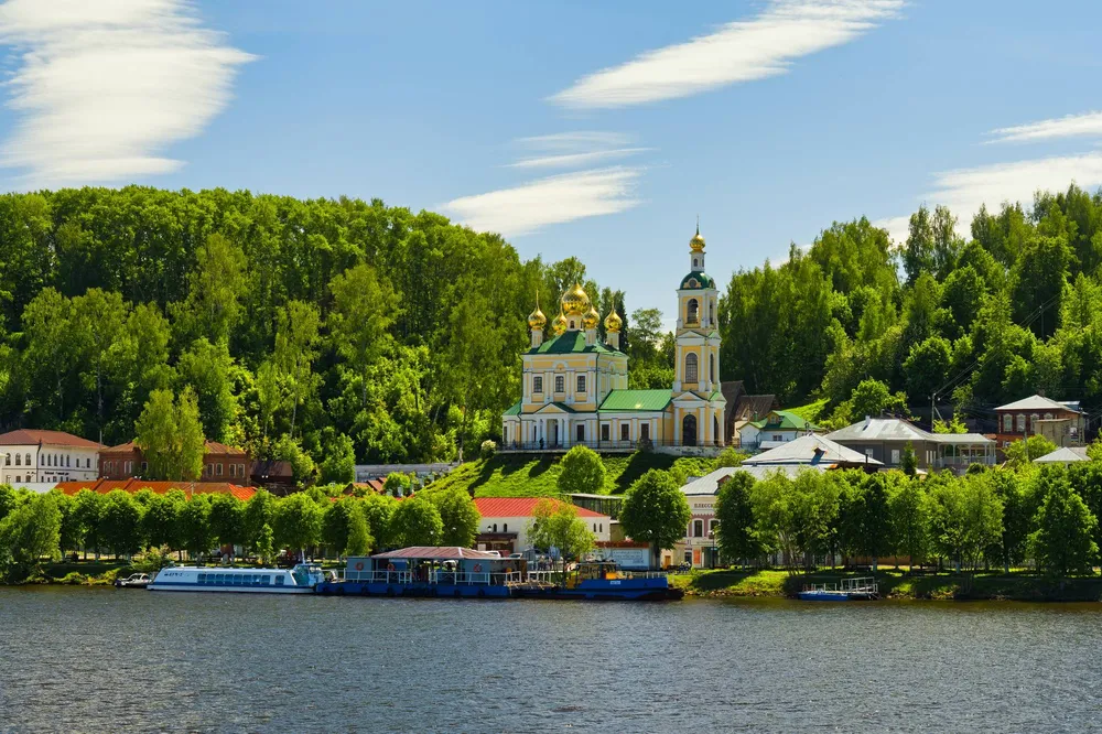 Церковь Воскресения Христова на холме у реки в городе Плес