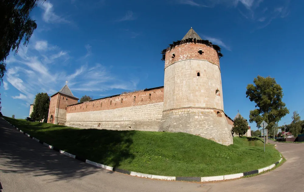 Караульная башня и кирпичная стена Зарайского кремля