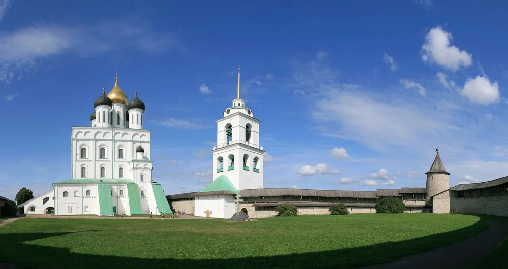 Свято-Троицкий кафедральный собор с колокольней и крепостной стеной в Пскове
