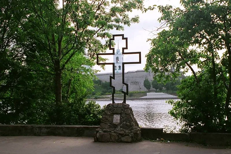 Памятный крест святой Ольги на берегу реки в Пскове