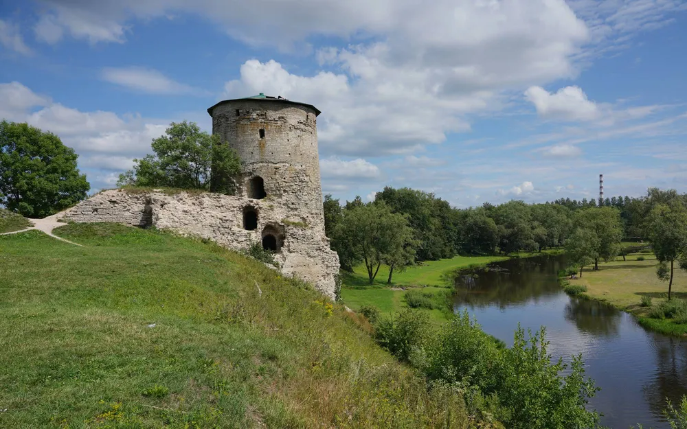 Гремячая башня на холме у реки Псковы в Пскове