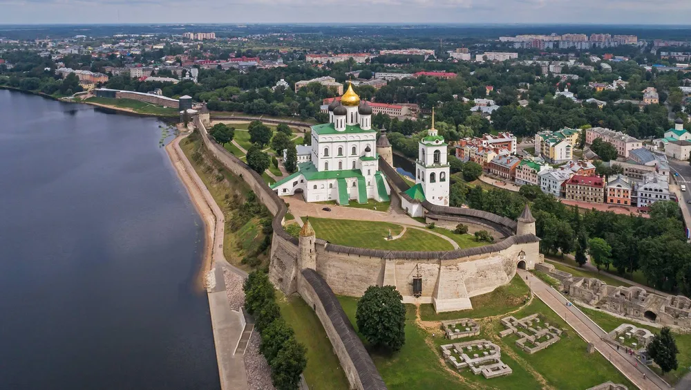 Псков — древнерусский город-крепость на реке Великой с десятками уникальных храмов ЮНЕСКО. Фото: A.Savin, commons.wikimedia.org