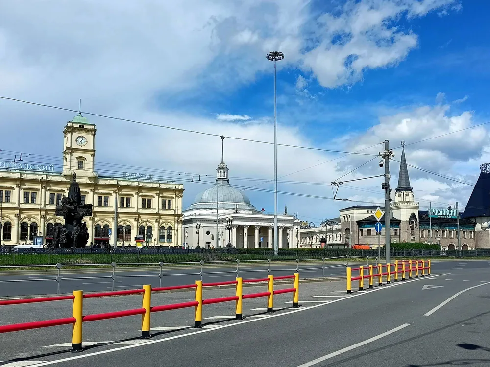 Здание Ярославского вокзала и вестибюль станции метро Комсомольская рядом с Ленинградским вокзалом в Москве