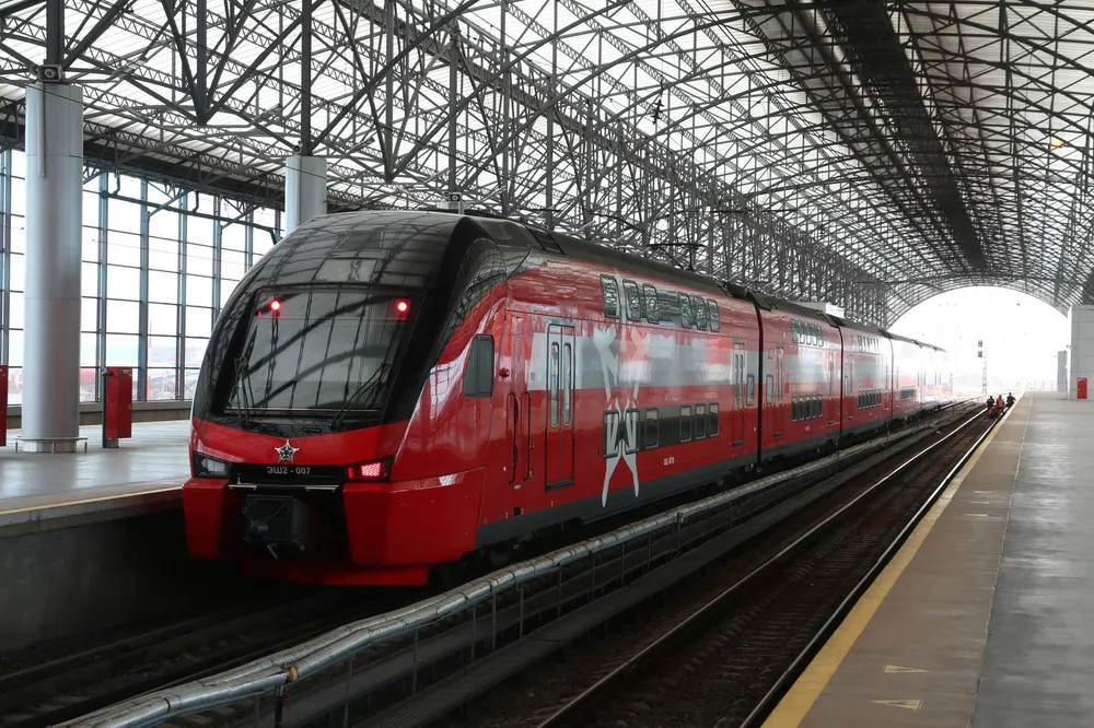 Аэроэкспресс в Шереметьево, откуда через Белорусский вокзал и метро можно доехать до Ярославского вокзала