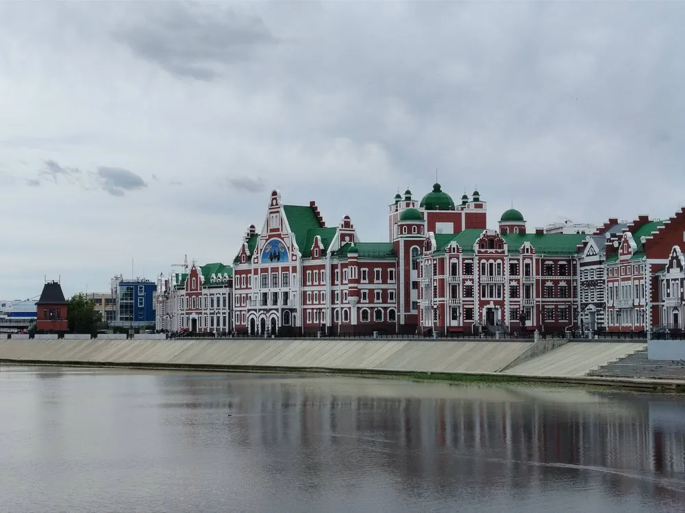 В некоторых российских городах можно увидеть средневековые замки и набережные в европейском стиле. Фото: Дмитрий Сазанов, wikipedia.org