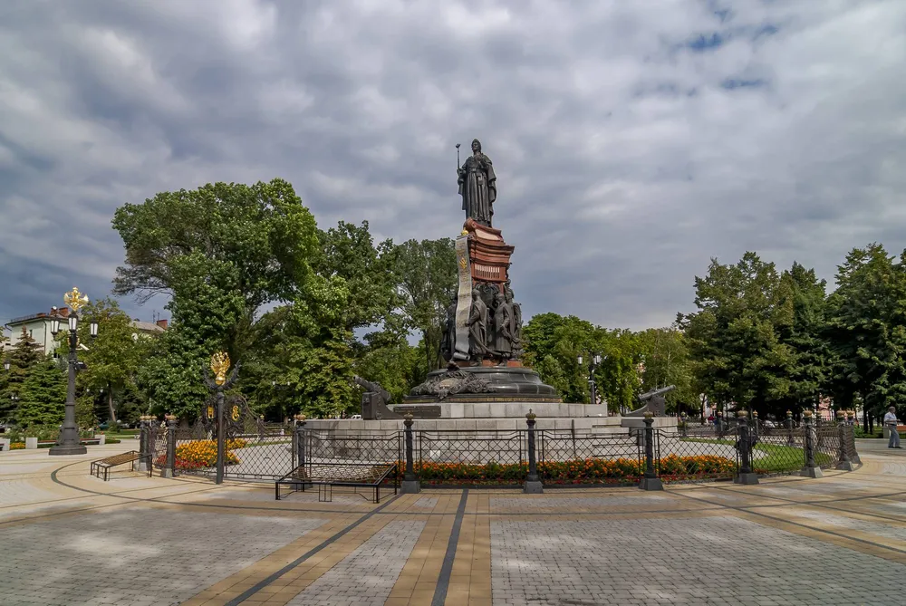 Памятник Екатерине Великой в Екатерининском сквере Краснодара 