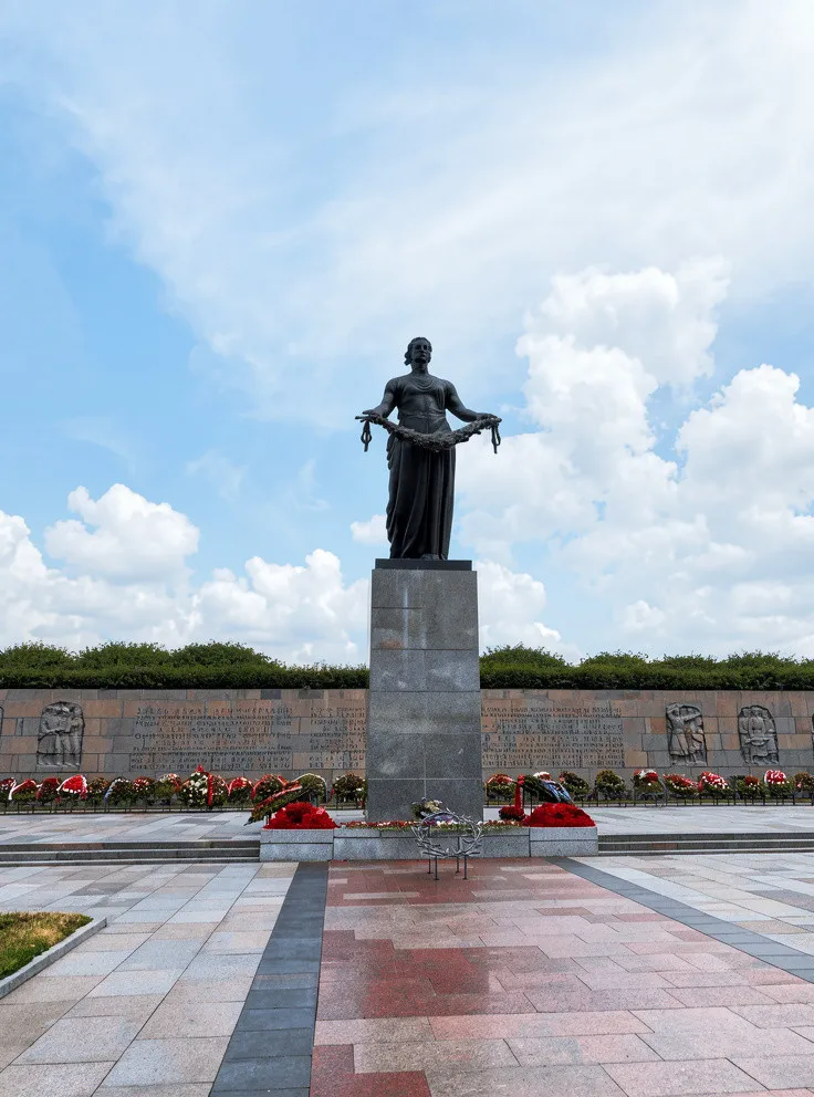 Экскурсия по Пискаревскому мемориальному кладбищу