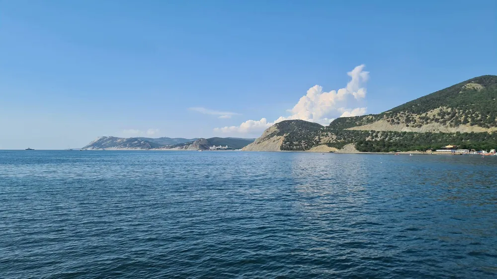 Вид на Черное море и горы Абрауского полуострова в поселке Большой Утриш под Анапой