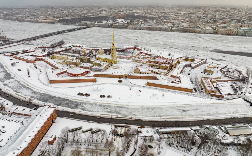 На Новогодний отдых можно выбрать самые разные варианты путешествий, но планировать поездку и бронировать жилье всегда стоит заранее. Фото: Nikolai Bulykin, commons.wikimedia.org