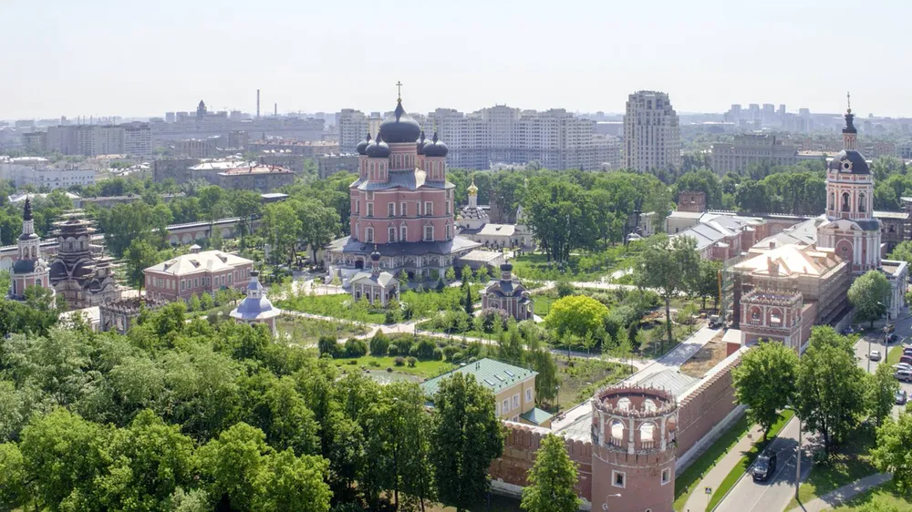 Донской монастырь в Москве знаменит старинной архитектурой, тихим двором и историческим некрополем. Фото: Mos.ru, commons.wikimedia.org