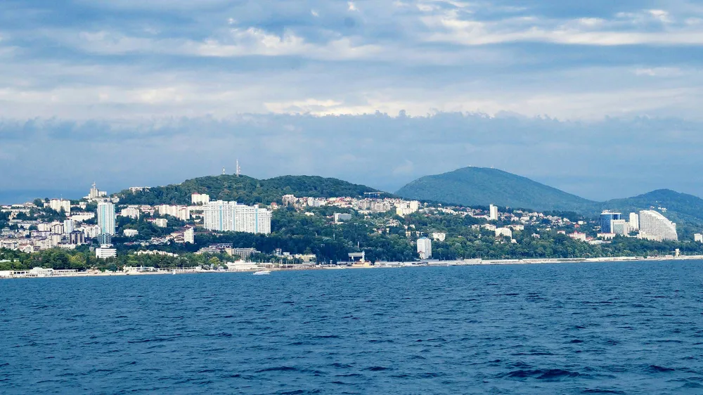 Вид на побережье Сочи во время морской прогулки