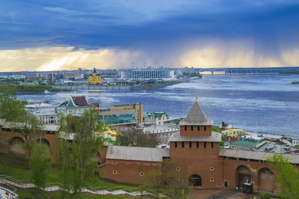 Стрелка в Нижнем Новгороде — это место слияния Оки и Волги со старинным собором, ажурными пакгаузами и набережной для прогулок. Фото: Алексей Трефилов, commons.wikimedia.org