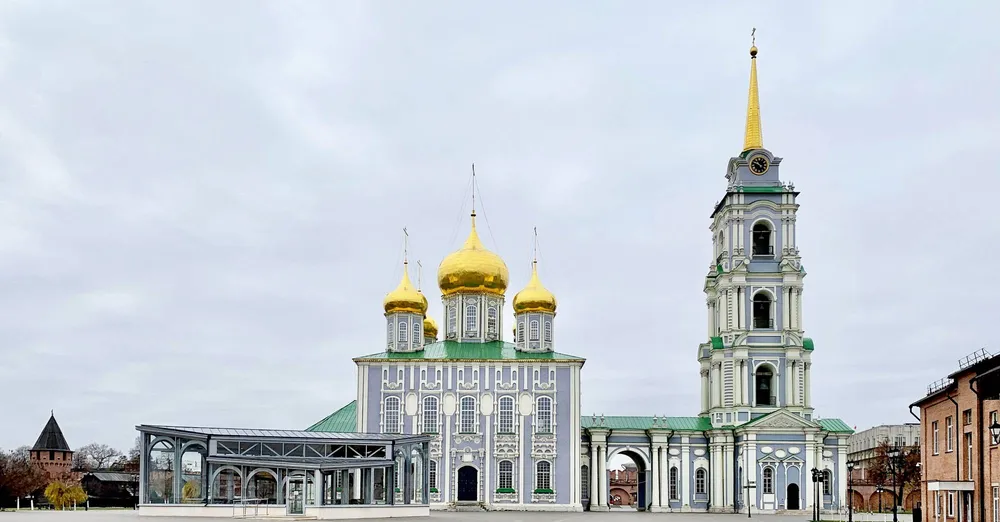 Успенский собор с колокольней на территории Тульского кремля в Туле