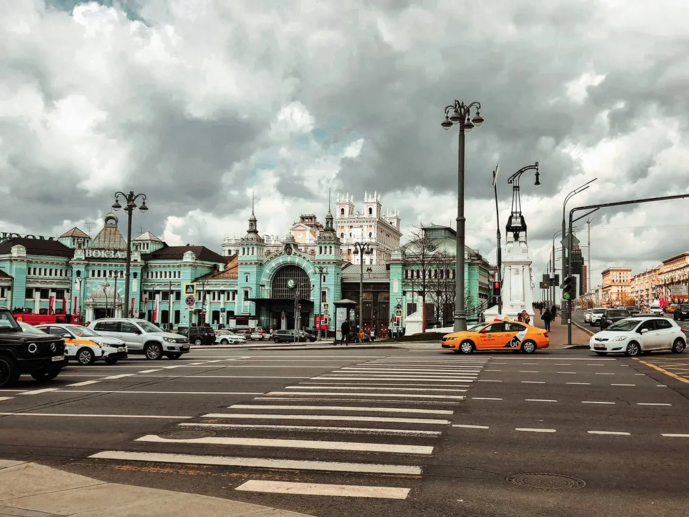 Такси стоят возле Белорусского вокзала в Москве