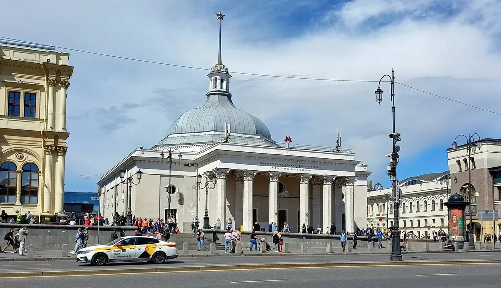 Павильон метро Комсомольская у Ленинградского вокзала на Комсомольской площади в Москве