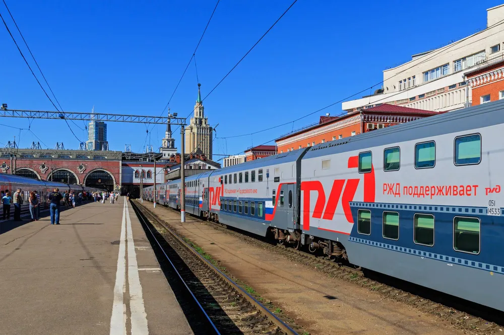 Двухэтажный пассажирский поезд Москва — Адлер на путях Казанского вокзала