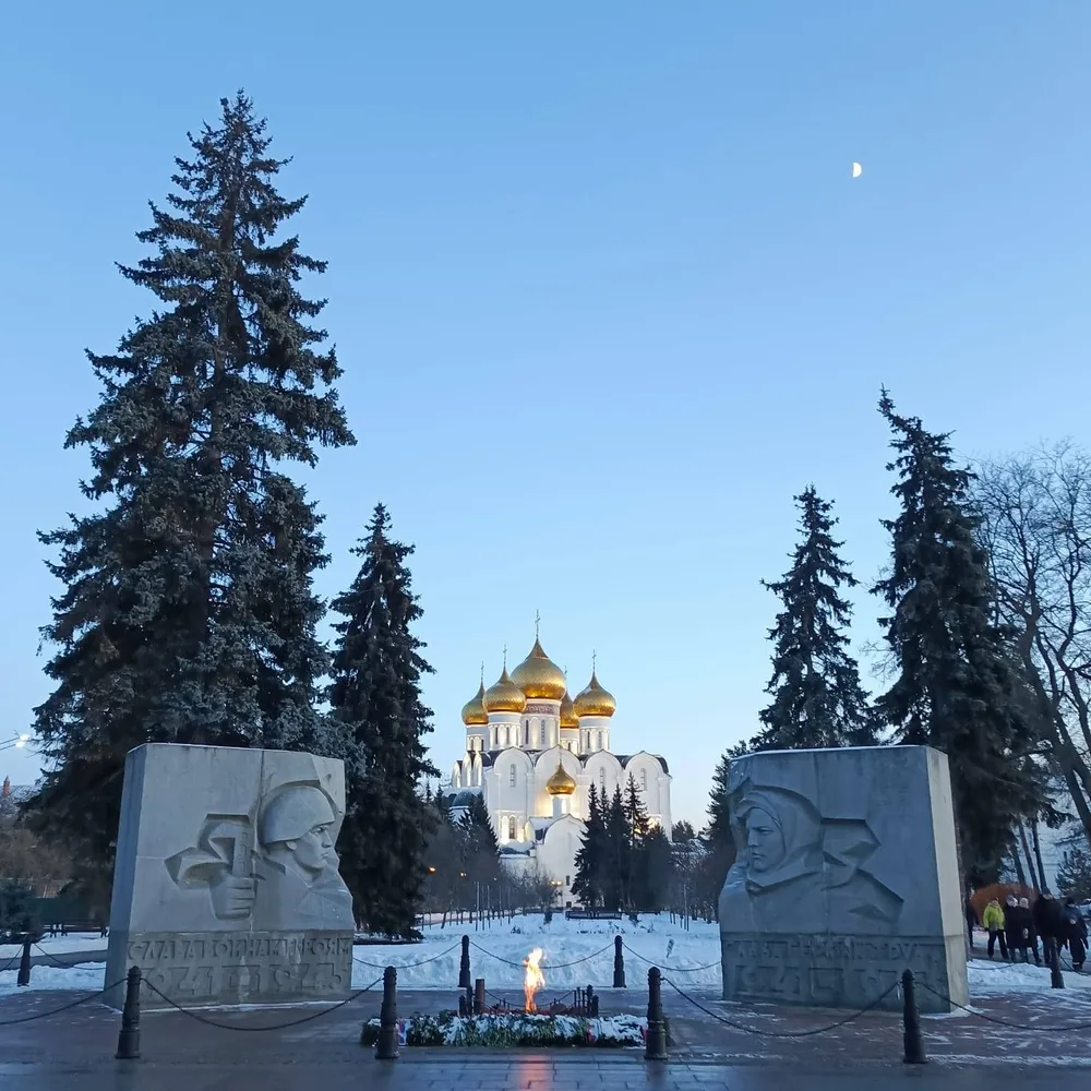 Монумент Славы и Вечный огонь