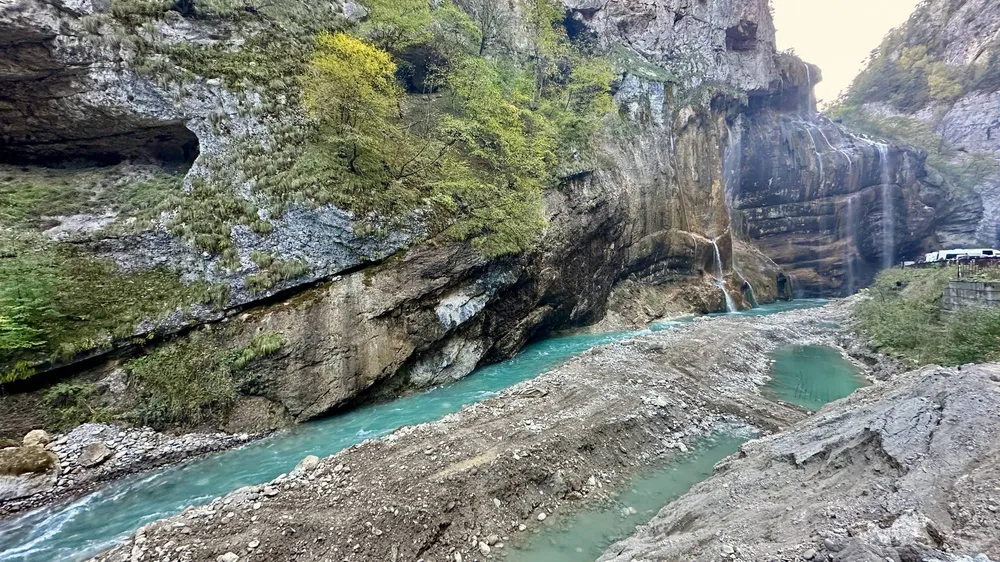 Чегемские водопады особенно полноводны по весне, а зимой замерзают. Фото: Vyacheslav Bukharov, commons.wikimedia.org