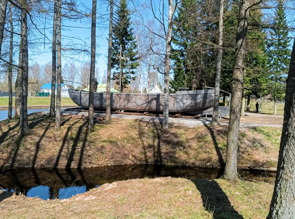 Памятник лодке «Тихвинка»