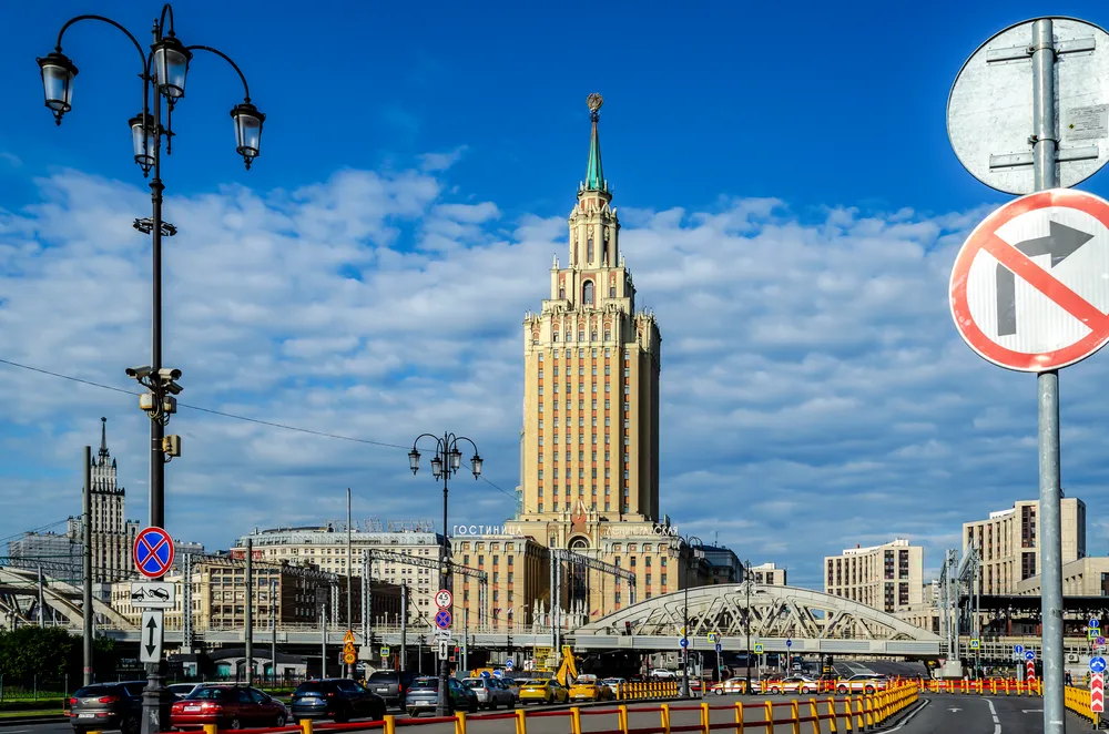 Сталинская высотка гостиницы Ленинградская на Комсомольской площади в Москве