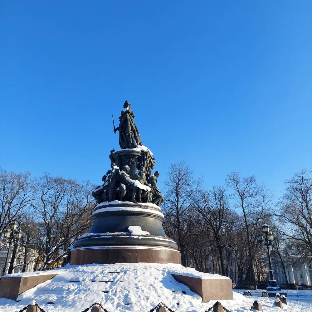 Площадь Островского. Памятник Екатерине II