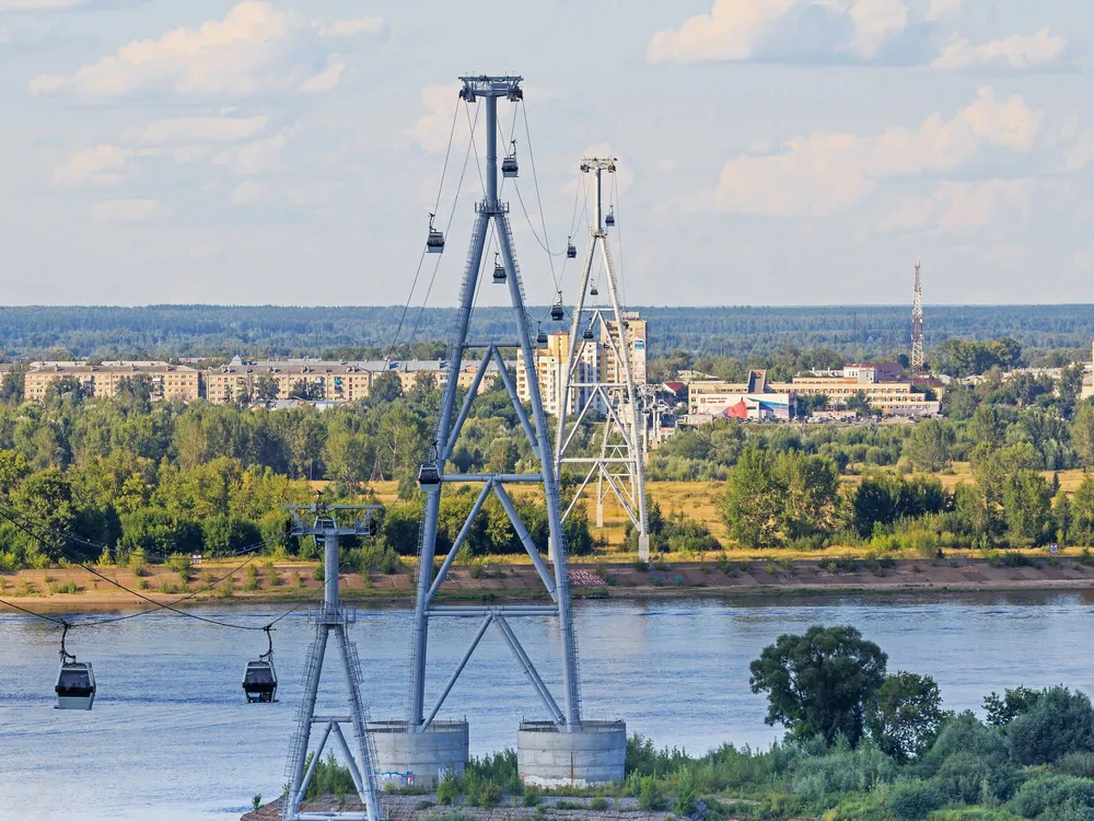 Нижегородская канатная дорога над Волгой связывает Нижний Новгород с Бором, работая как общественный транспорт и экскурсионный маршрут. Фото: A.Savin, commons.wikimedia.org