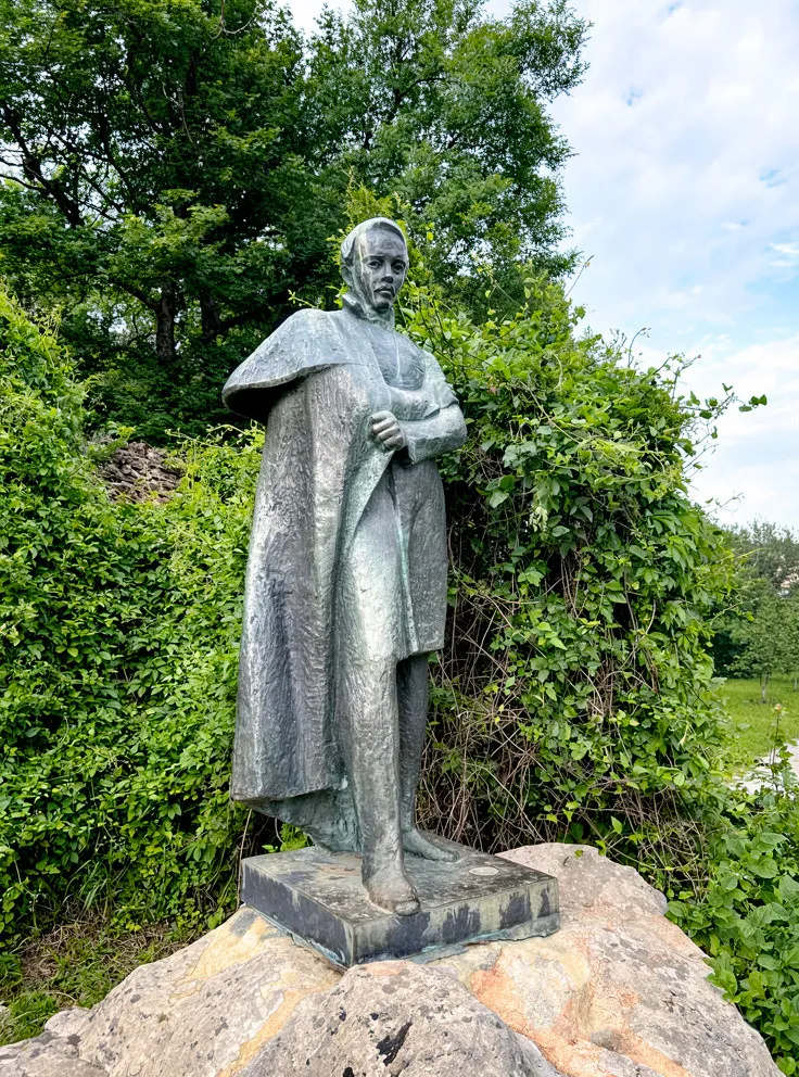 Памятник Лермонтову