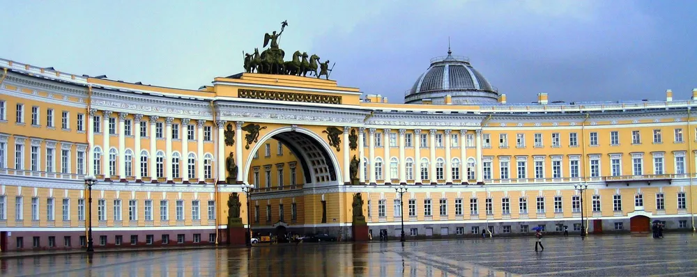 Триумфальная арка Главного штаба с колесницей Славы на Дворцовой площади в Санкт-Петербурге