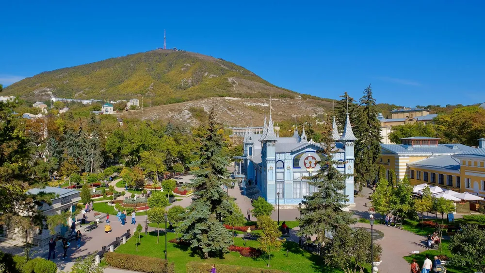 Лермонтовская галерея в парке Цветник в Пятигорске на фоне горы Машук