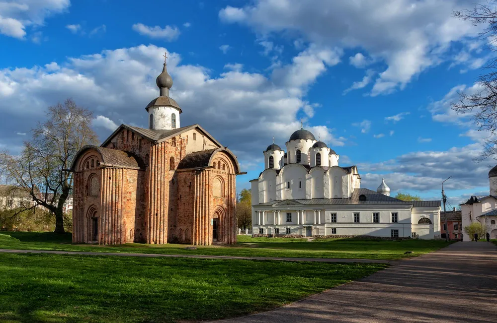 Ярославово дворище в Великом Новгороде с церковью Параскевы Пятницы и Николо-Дворищенским собором