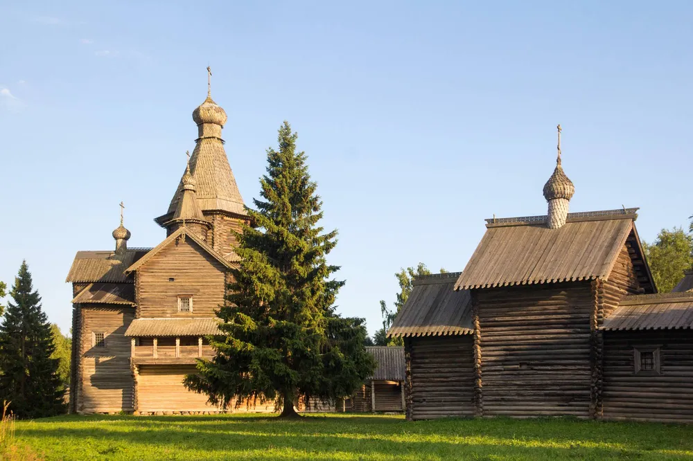 Музей деревянного зодчества Витославлицы в Великом Новгороде с церковью Николы и Успенской церковью