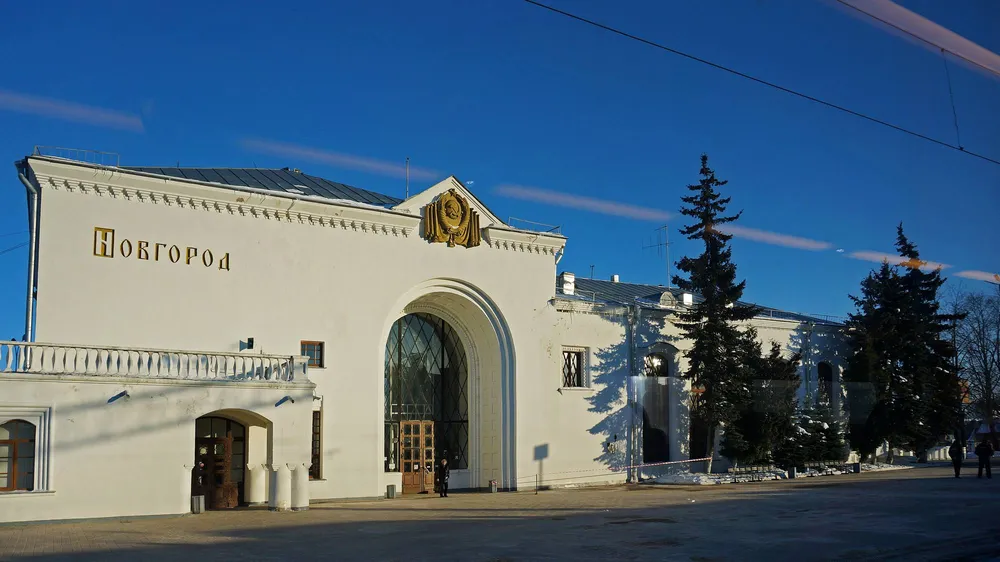 Железнодорожный вокзал Новгород-на-Волхове в Великом Новгороде