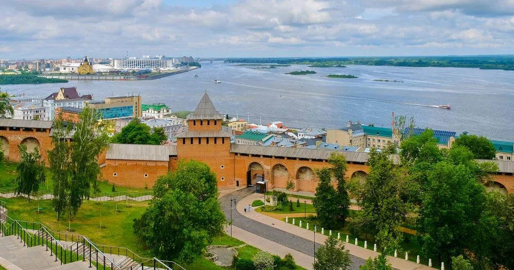 Нижегородский кремль и вид на реку Волгу с Ивановской башней