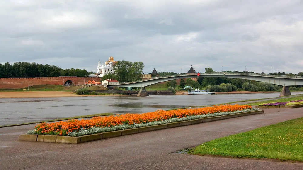Пешеходный мост через реку Волхов в Великом Новгороде, ведущий к Новгородскому кремлю