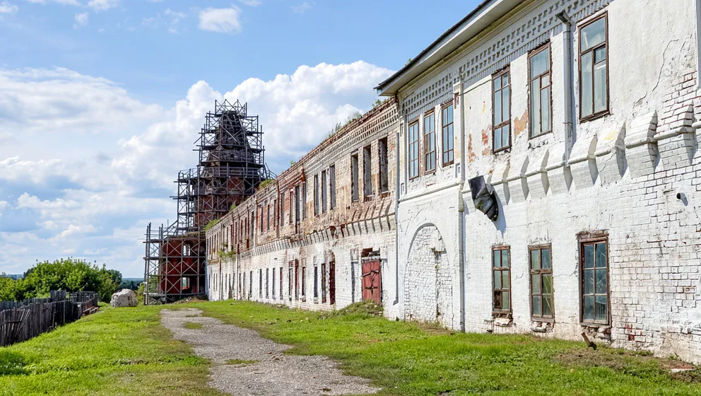 Южные ворота и башни монастыря