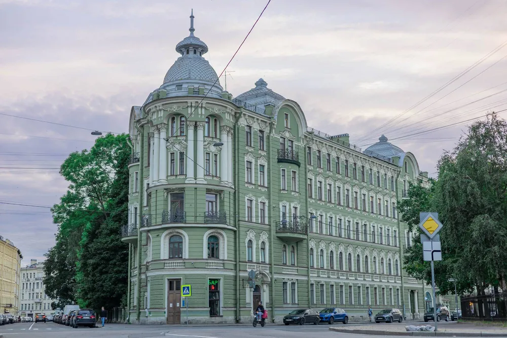 По тихим улочкам и проходным дворам Петроградской