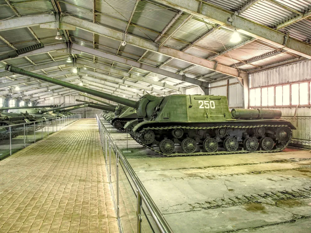 Советская самоходная артиллерийская установка ИСУ-130 в ангаре Технического центра (Танкового музея) парка Патриот