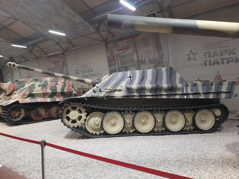 Немецкая самоходная артиллерийская установка Jagdpanther в павильоне Музейной площадки №1 парка Патриот
