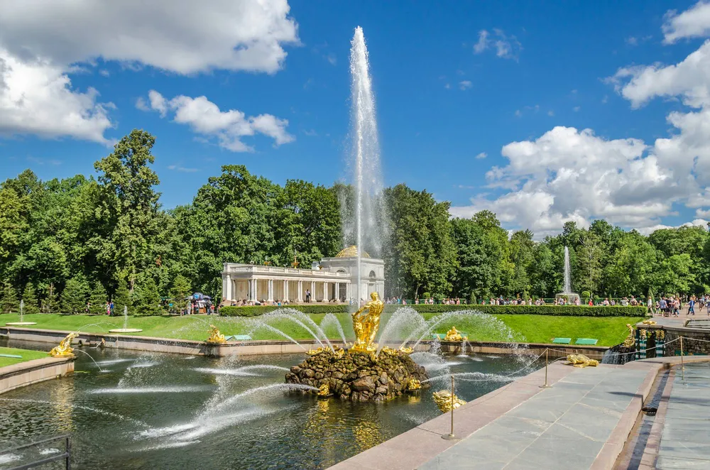 Фонтан Самсон, разрывающий пасть льва в Нижнем парке Петергофа, Санкт-Петербург