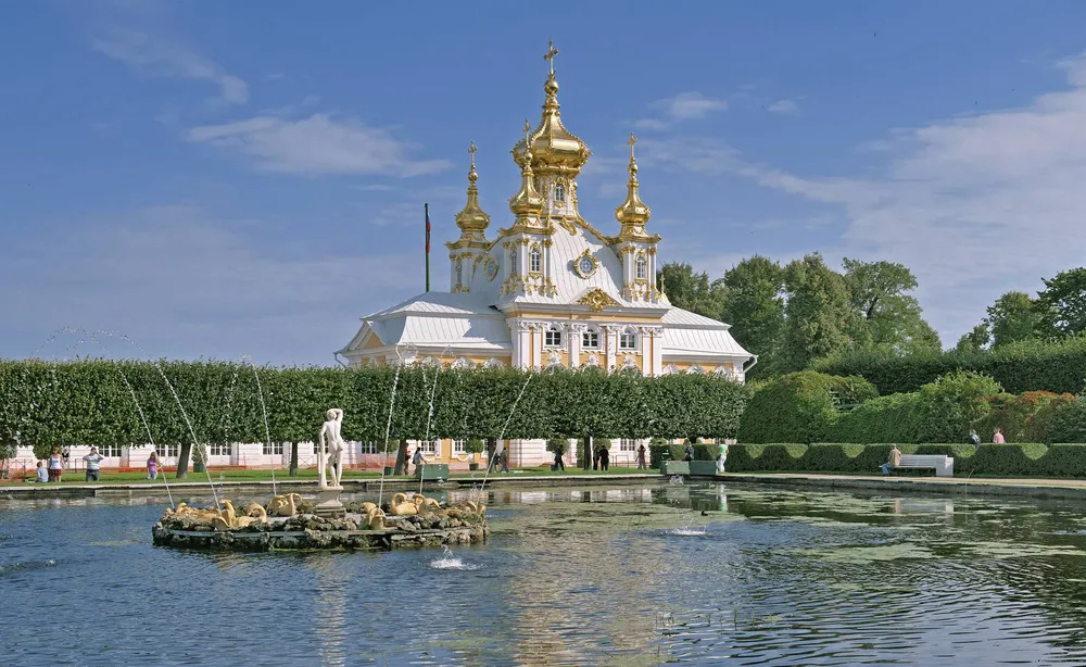 Фонтан Дубовый в Верхнем саду на фоне Церковного корпуса Большого Петергофского дворца в Петергофе, Санкт-Петербург