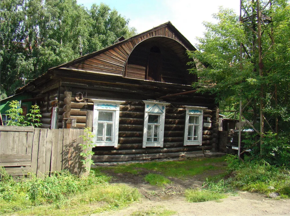 В некоторых городах сохранились деревянные дома XIX века. Фото: Однокопылова, wikipedia.org