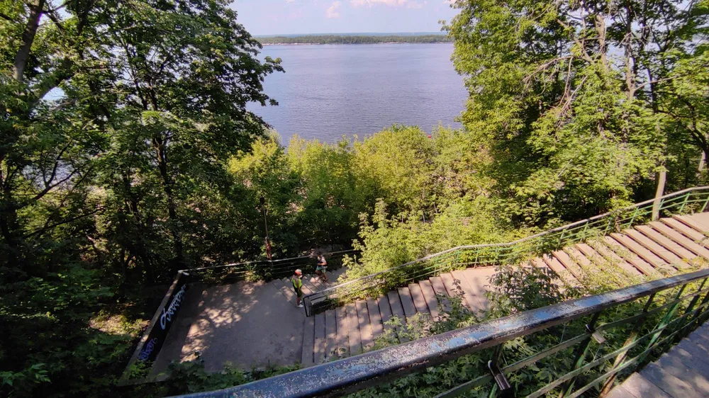 Лестница ведущая к Волге на склоне Загородного парка в Самаре