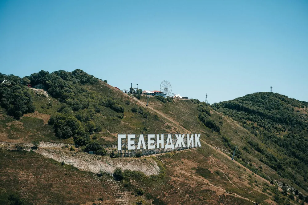Достопримечательности Геленджика можно осмотреть на пешей прогулке в центре города или выехав к природным объектам в окрестностях. Фото: @sergeyuxui, unsplash.com