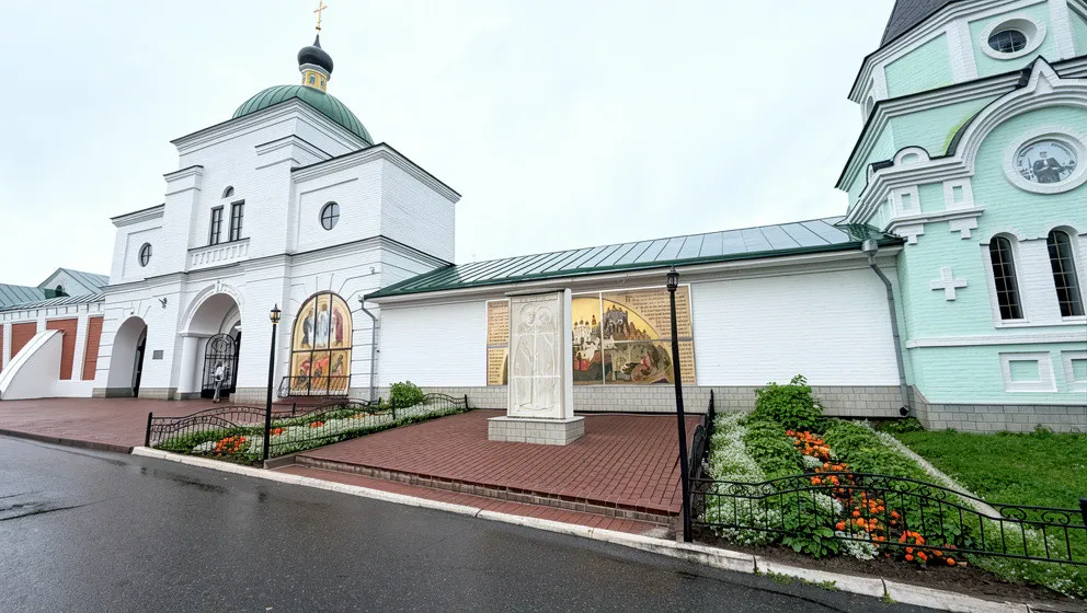 Памятник Петру и Февронии