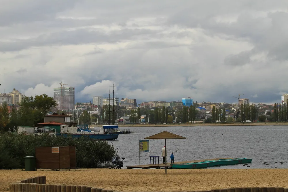 Песчаный пляж парка Алые паруса в Воронеже