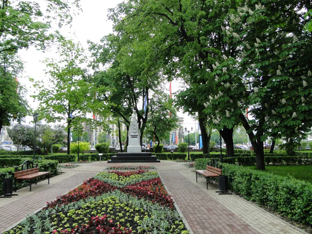Памятник Кольцову на аллее с клумбами в Кольцовском сквере Воронежа