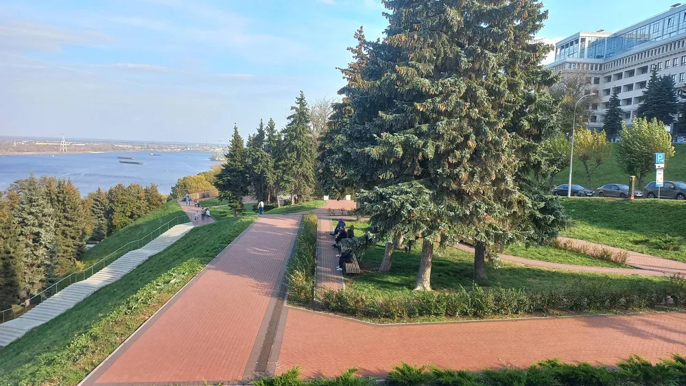 Парк Александровский сад в Нижнем Новгороде с видом на Волгу