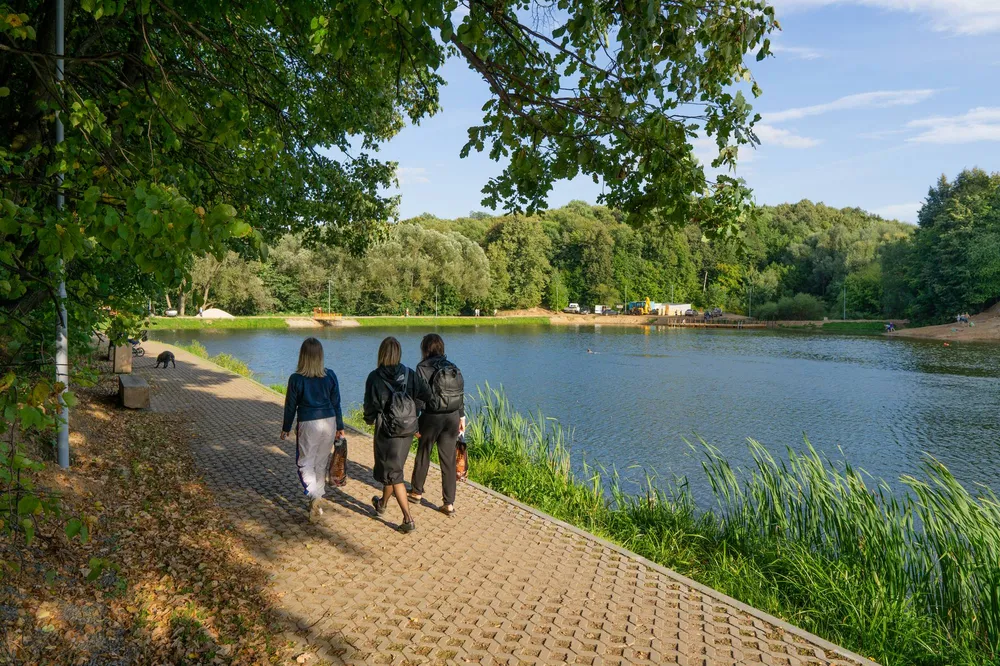 Парк Щёлоковский хутор в Нижнем Новгороде с видом на озеро