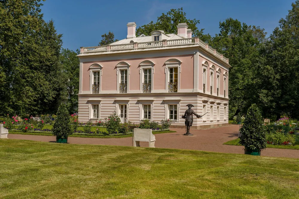 Дворец Петра III с памятником и садом в Ораниенбауме, Санкт-Петербург
